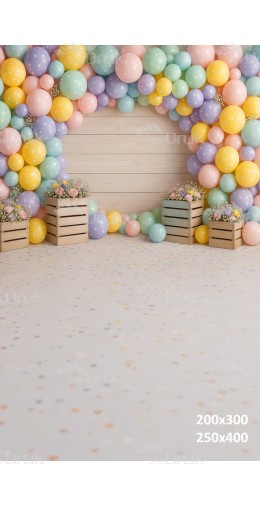 Tło fotograficzne z pastelową bramą balonową i konfetti na podłodze | E548